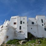 Vista panoramica del caratteristico paese pugliese con strade acciottolate e case bianche.