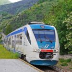 Treno panoramico in Italia, paesaggio suggestivo con colline e vigneti, biglietto sotto i 15 euro.