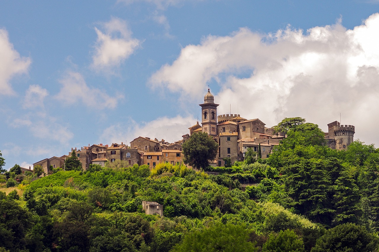 Panorama del suggestivo piccolo paese nel Lazio, con case storiche e paesaggi naturali circostanti.