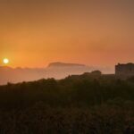 Panorama mozzafiato di un suggestivo paese sardo, con case colorate e paesaggi da film.