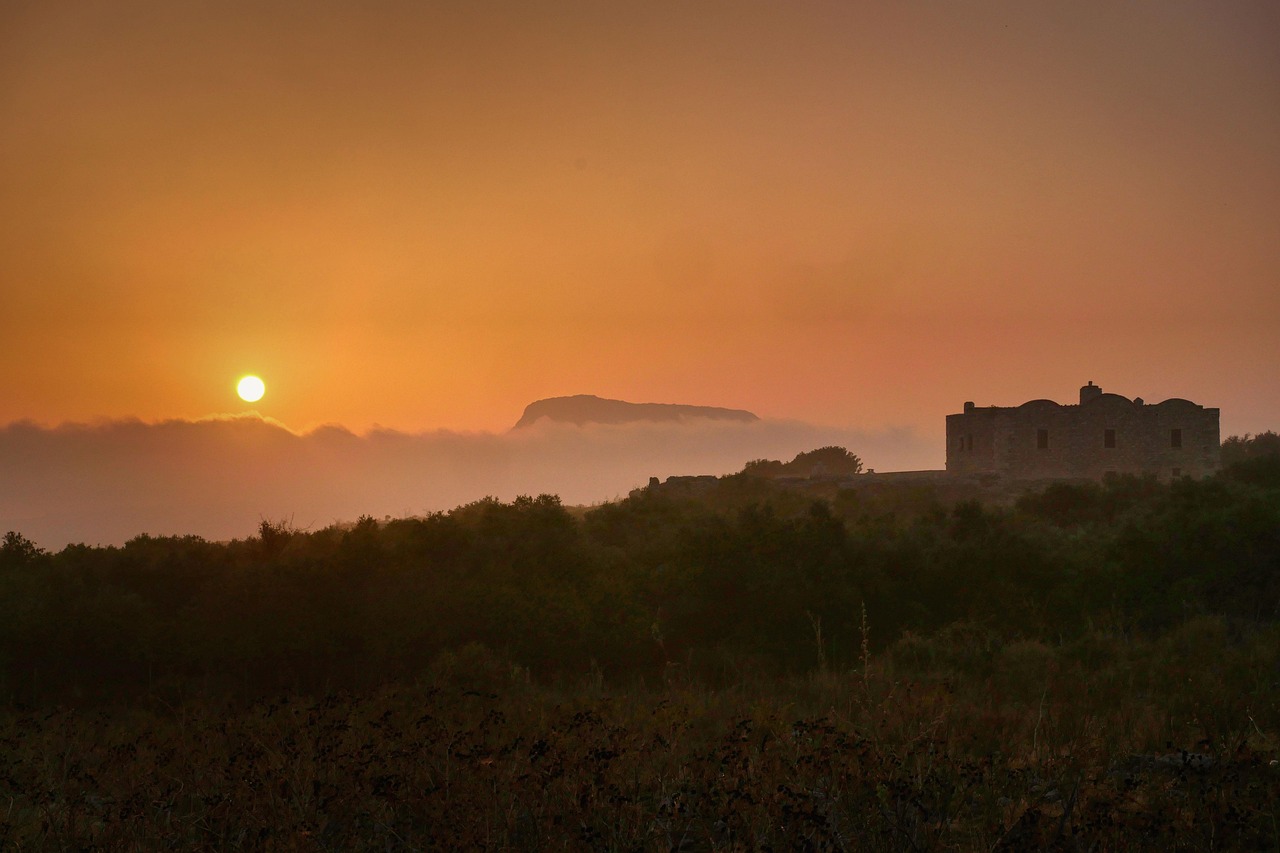 Panorama mozzafiato di un suggestivo paese sardo, con case colorate e paesaggi da film.