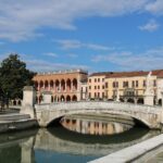 Panorama del pittoresco paese veneto, con strade acciottolate e architettura storica.