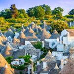 Panorama autunnale di un borgo italiano famoso per il tartufo, con foglie colorate e strade acciottolate.