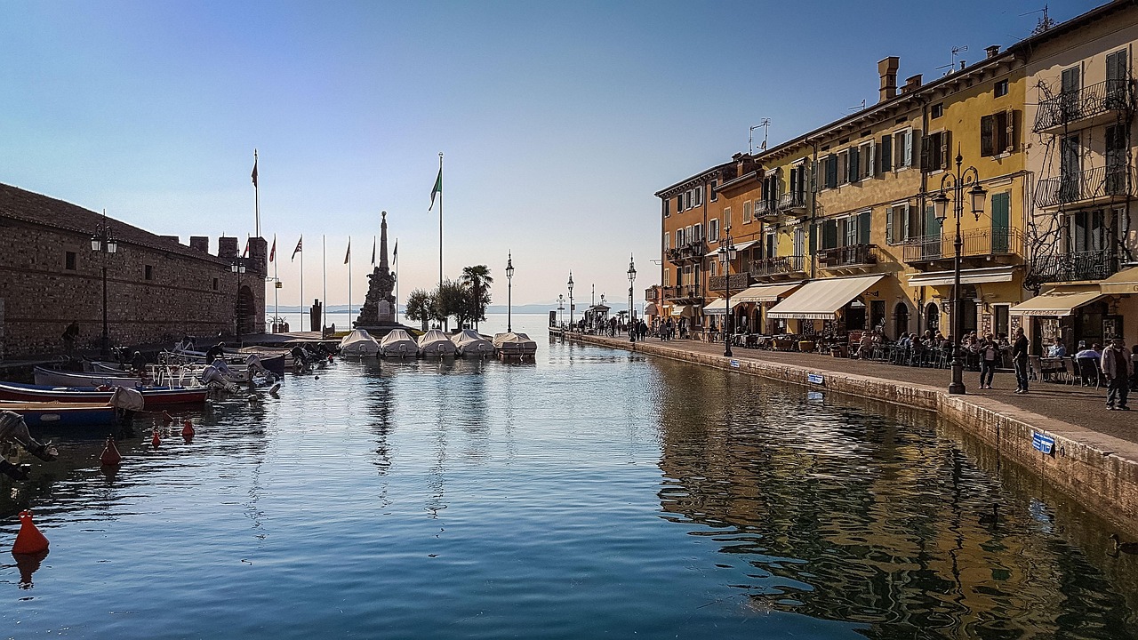 Panorama di un pittoresco borgo sul Lago di Garda, immerso nella natura e lontano dal turismo di massa.