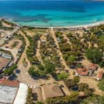 Immagine di un campeggio con tende e natura, rappresentativa dei campeggi economici in Italia.