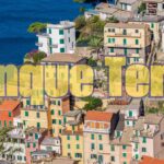 Sentiero panoramico nelle Cinque Terre, circondato da natura, lontano dalla folla di turisti.