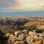 Vista panoramica di un borgo siciliano tranquillo durante le festività pasquali.