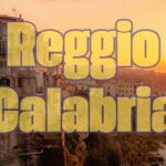 Panorama costiero della Calabria, con spiagge e montagne, ideale per un itinerario di 3 giorni.