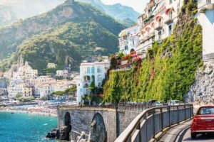 Vista panoramica della Costiera Amalfitana, sentiero tranquillo tra paesaggi mozzafiato ad aprile 2026.