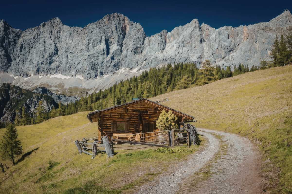 Rifugio nelle Dolomiti sotto un cielo stellato, perfetto per una notte indimenticabile in montagna.