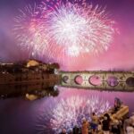 Immagine di diverse mete esotiche per festeggiare Capodanno 2027 con fuochi d'artificio e paesaggi incantevoli.