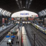 Treno notturno europeo in partenza, con passeggeri pronti per un viaggio low cost nel 2026.