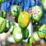 Mercatino di Pasqua con decorazioni colorate e bancarelle in un pittoresco villaggio europeo.