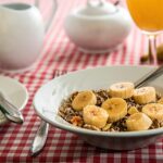 Colazione nutriente con frutta, yogurt e cereali per una giornata energica.