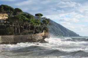 Passeggiata panoramica lungo la costa ligure, con vista sul mare e sentieri accessibili per famiglie.