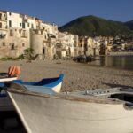 Vista panoramica del borgo marittimo calabrese, con spiagge tranquille e case colorate affacciate sul mare.