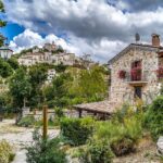 Veduta panoramica del pittoresco paese abruzzese, con stradine acciottolate e case in pietra.