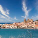 Panorama della Sicilia in marzo, con fiori in bloom e monumenti storici da esplorare.
