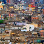 Panorama di un pittoresco paese italiano famoso per case in vendita a 1 euro.