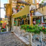 Vista di un ristorante tipico napoletano con piatti tradizionali e atmosfera accogliente.
