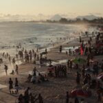 Spiaggia soleggiata con palme e mare cristallino, ideale per una vacanza pasquale.
