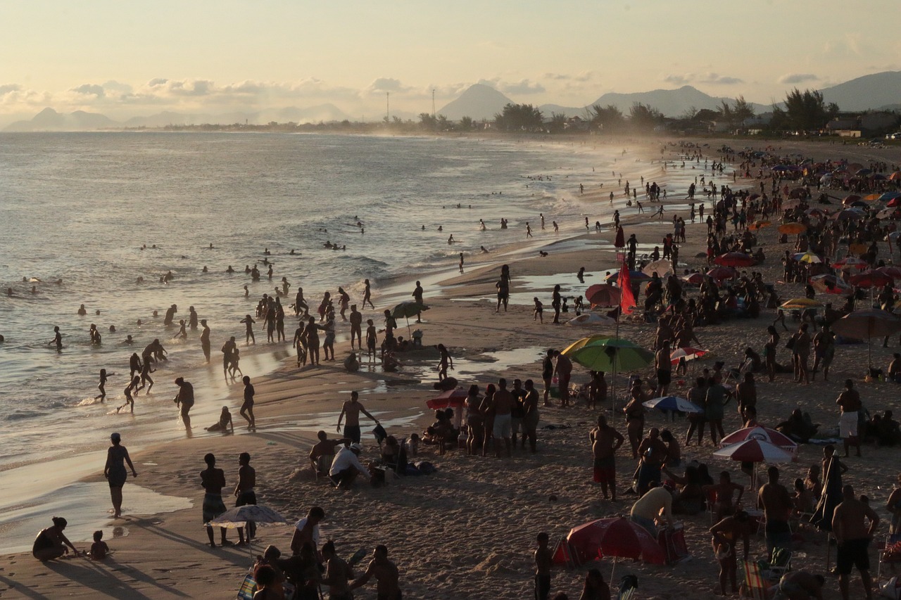 Spiaggia soleggiata con palme e mare cristallino, ideale per una vacanza pasquale.