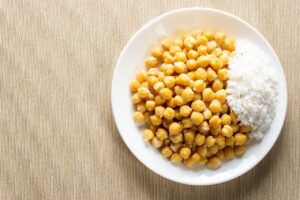 Ceci cotti in una ciotola, con erbe fresche, pronti per una ricetta salutare contro il diabete.