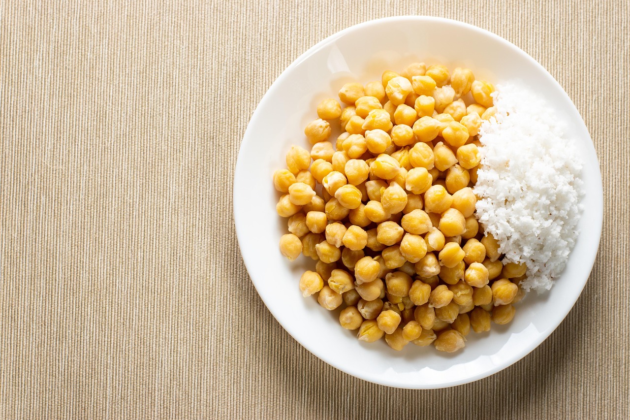 Ceci cotti in una ciotola, con erbe fresche, pronti per una ricetta salutare contro il diabete.