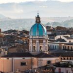 Città d'arte italiana poco conosciuta con strade acciottolate e architettura storica.