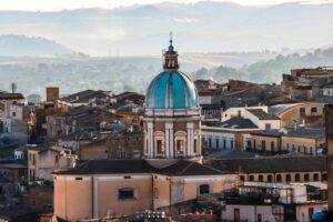 Città d'arte italiana poco conosciuta con strade acciottolate e architettura storica.