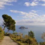 Vista panoramica dell'Isola d'Elba con spiagge e mare cristallino, meta ambita per il turismo estivo.