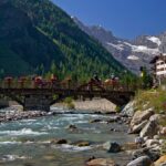 Panorama mozzafiato delle montagne e dei villaggi pittoreschi nella Val d'Aosta.