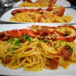 Cena tipica pugliese preparata da chef locali, piatti tradizionali e atmosfera conviviale.