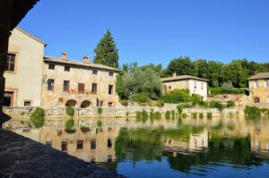 Vista panoramica di una località termale storica in Toscana con acque curative e paesaggi naturali.