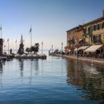 Panorama suggestivo del Lago di Garda con località nascoste e natura rigogliosa.