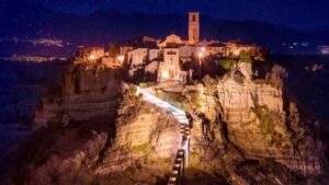 Panorama di un cammino nel sud Italia, circondato da natura e paesaggi mozzafiato.