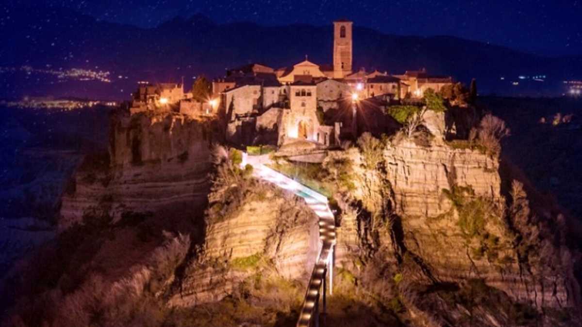 Panorama di un cammino nel sud Italia, circondato da natura e paesaggi mozzafiato.