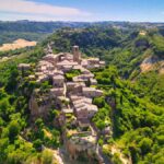 Vista panoramica di un caratteristico borgo italiano con stradine acciottolate e case colorate.