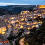 Mappa dei cinque comuni italiani misteriosi da visitare, con punti di interesse evidenziati.