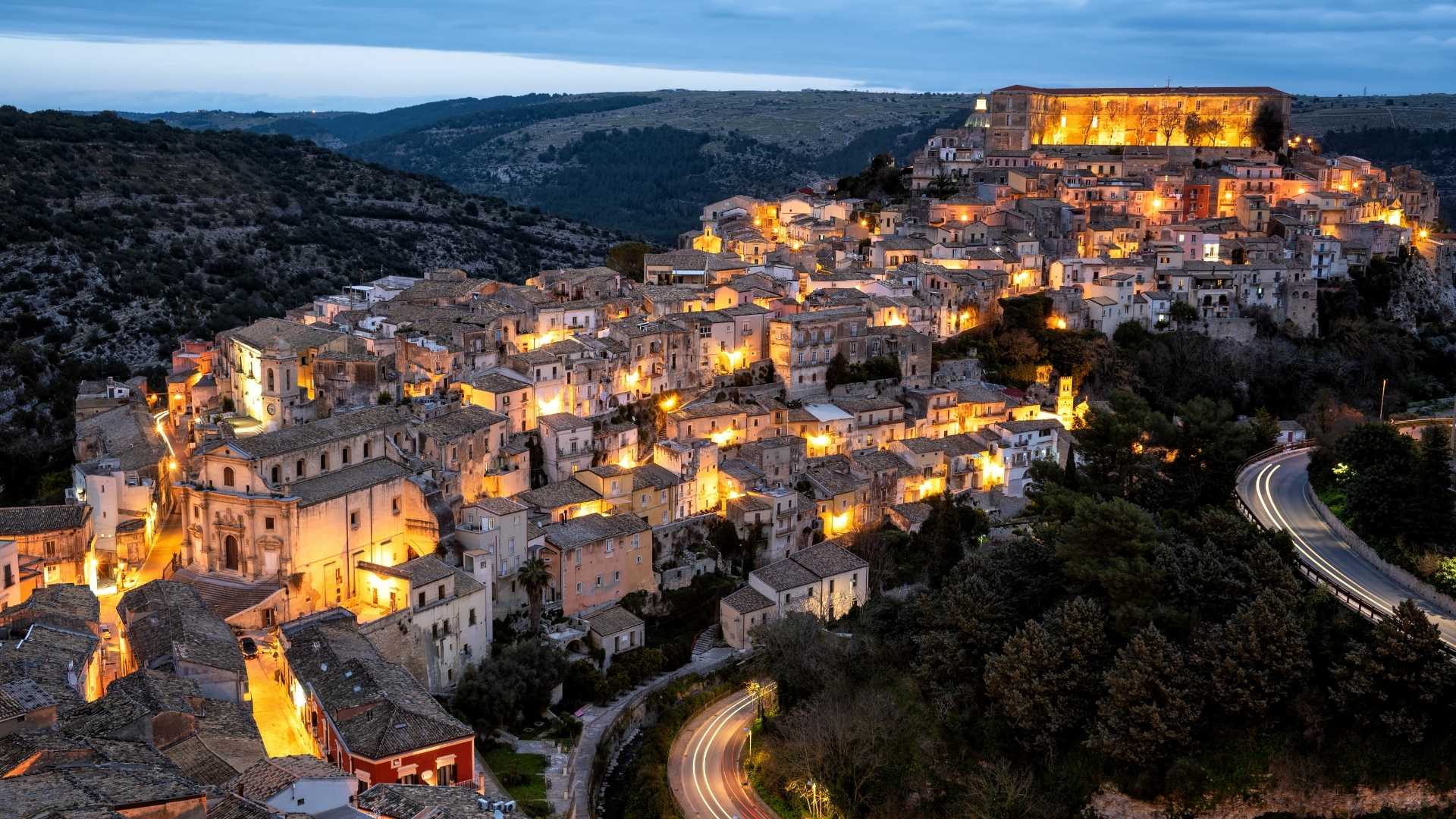 Mappa dei cinque comuni italiani misteriosi da visitare, con punti di interesse evidenziati.