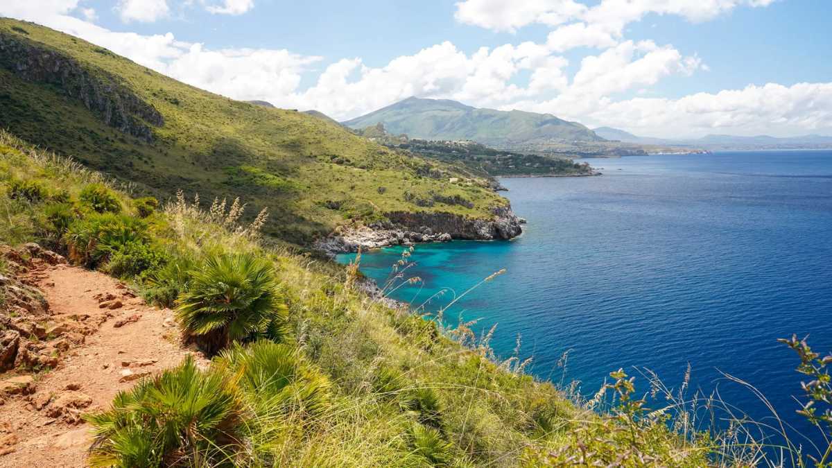 Trekking panoramico in Sardegna, con paesaggi mozzafiato e natura incontaminata.