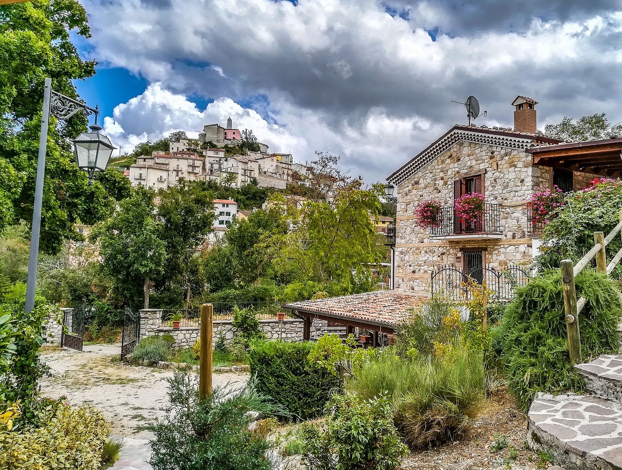 Panorama del suggestivo paese abruzzese, con antiche architetture e paesaggi mozzafiato.