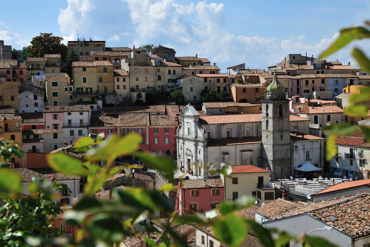 Veduta panoramica del pittoresco paese emiliano, immerso nella natura e ricco di storia.