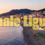 Vista panoramica di un caratteristico paese ligure affollato da turisti.