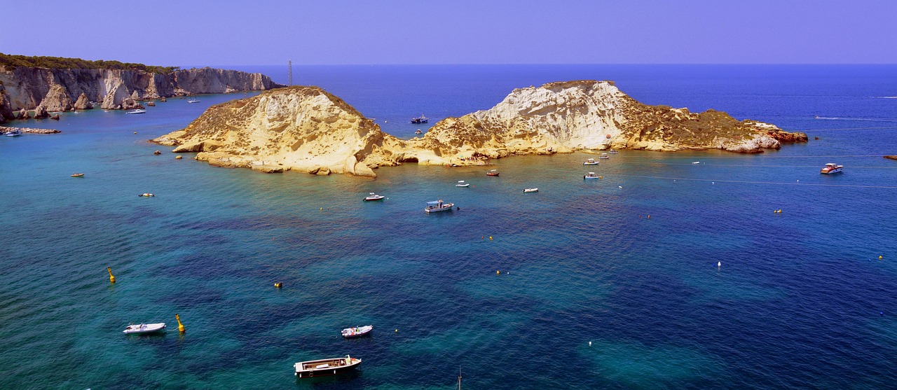 Vista panoramica delle calette di Ponza, accessibili solo via mare, con acque cristalline e scogliere.