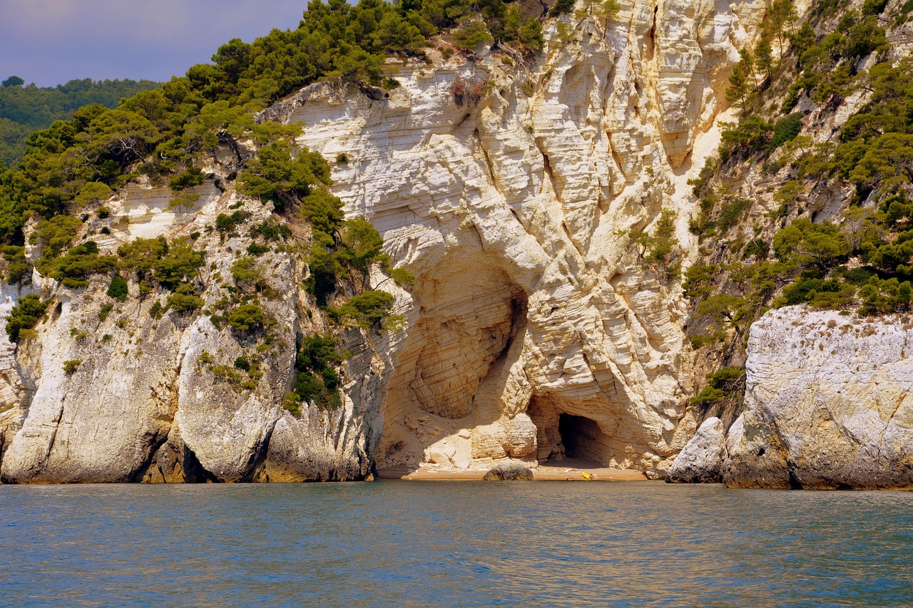 Due kayak colorati in un lago italiano circondato da montagne e vegetazione lussureggiante.