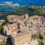Panorama suggestivo della perla nascosta del Lazio, con colline verdi e un borgo caratteristico.