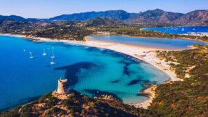 Baia della Sardegna sud con acque cristalline e sabbia bianca, un paradiso naturale incantevole.