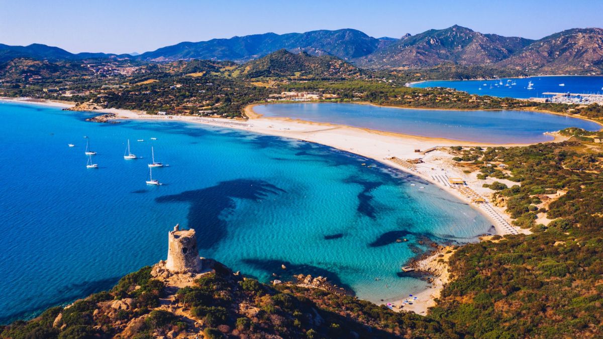 Baia della Sardegna sud con acque cristalline e sabbia bianca, un paradiso naturale incantevole.