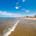Spiaggia deserta in Italia, ideale per una Pasqua tranquilla e lontana dalla folla.